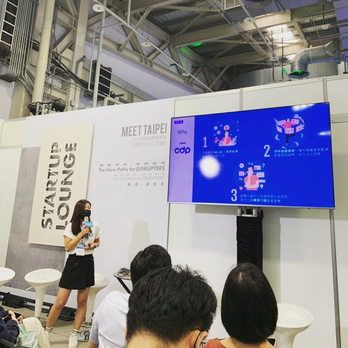 Joy 於舞台進行簡報